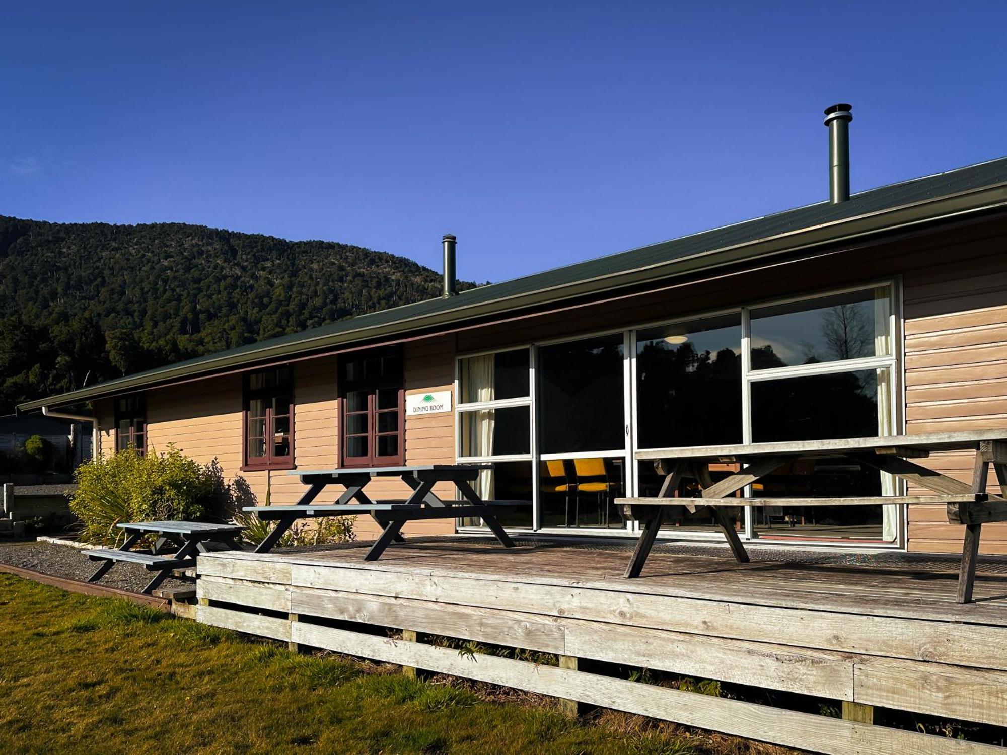 The Crossing Lodge & Backpackers Erua Екстериор снимка