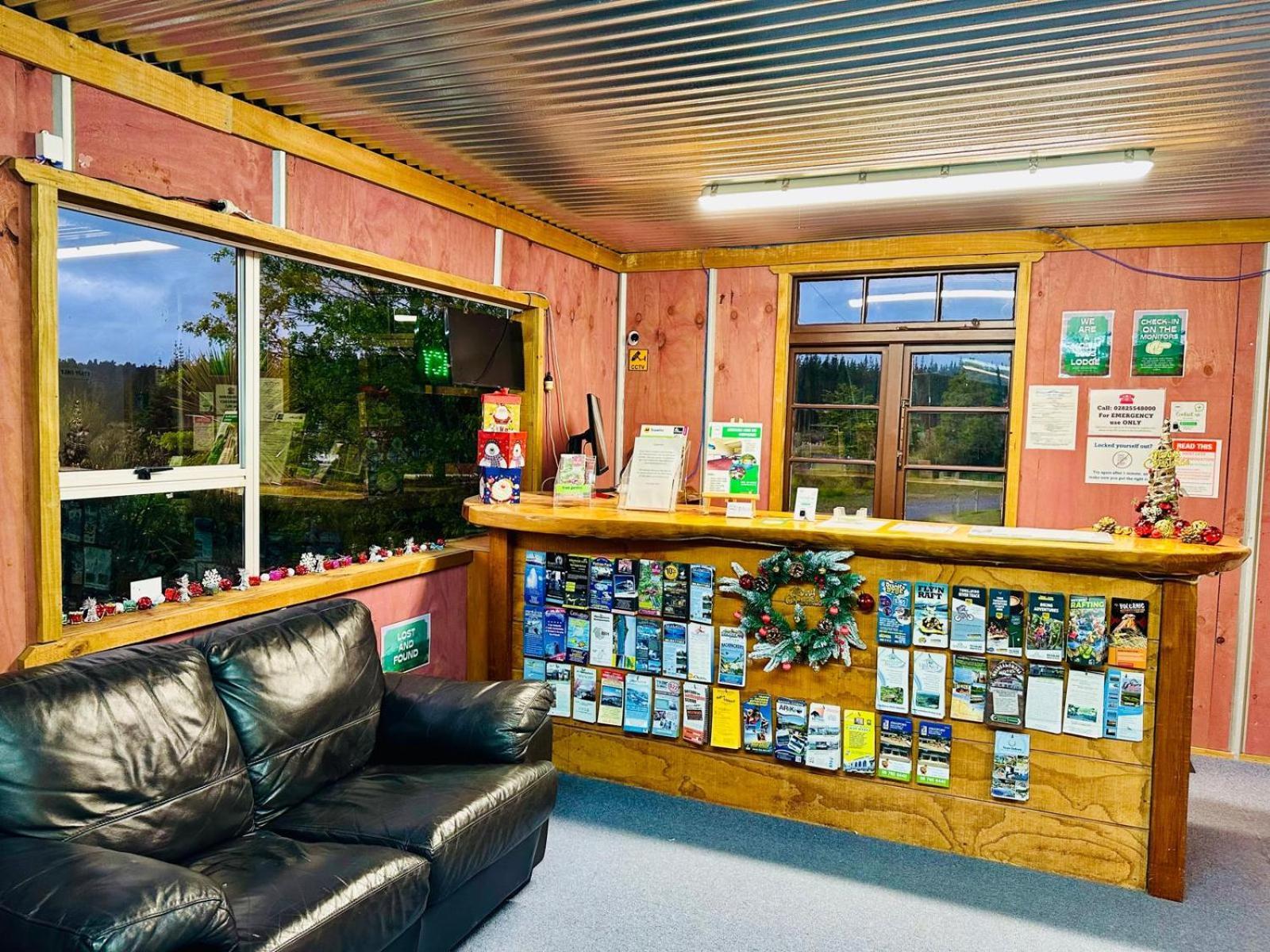 The Crossing Lodge & Backpackers Erua Екстериор снимка